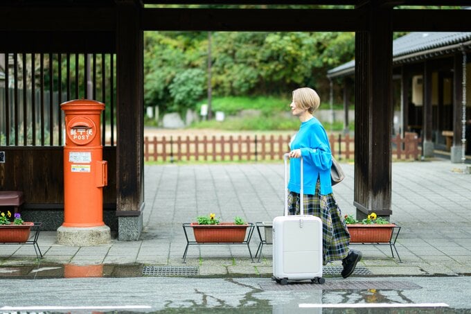 歩く女性