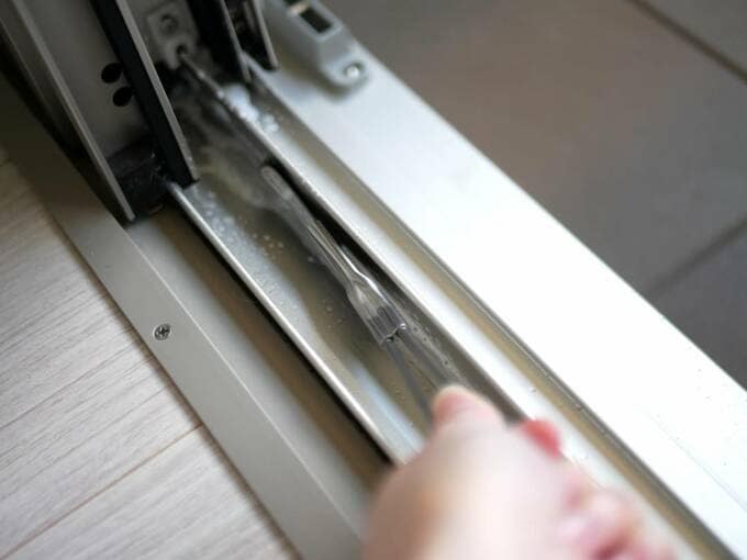 ハケでは取り切れなかった奥の汚れを固めのブラシでかき出す様子