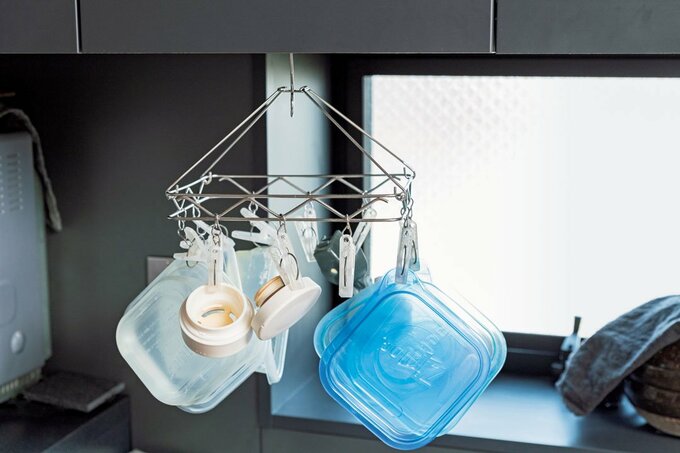 保存容器をピンチハンガーに干す様子