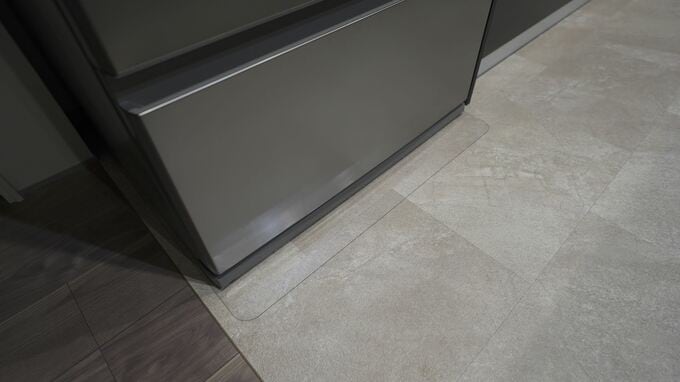 冷蔵庫の下に保護マットを敷く