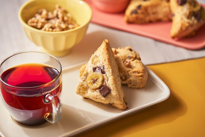 紅茶を使った「バナナ&チョコレートスコーン」と「ナッツ&レーズンスコーン」