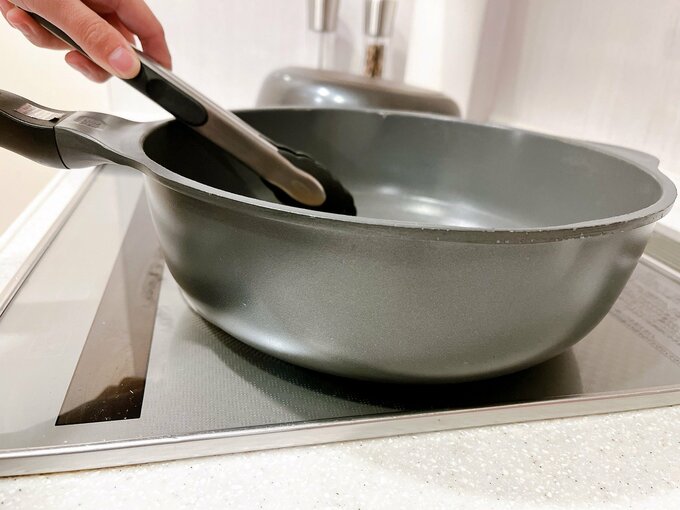 フライパンでトングを使う