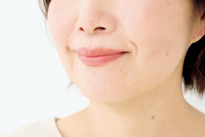 リップペンシルを塗った女性