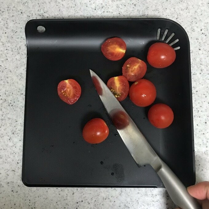 まな板の上でトマトを切る