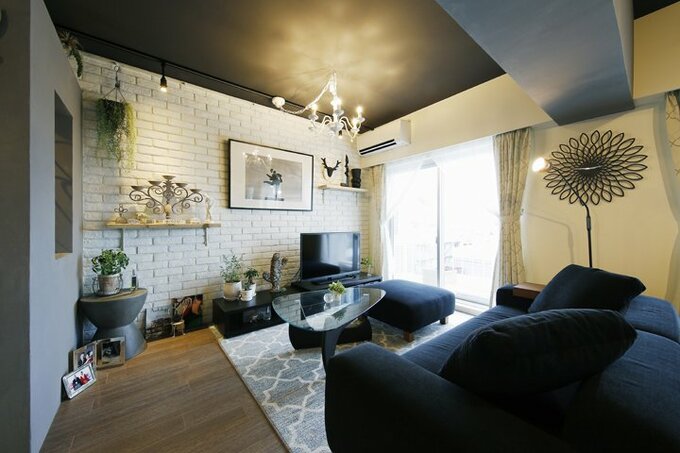 壁の1面を白いタイルで仕上げたリビング