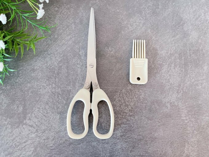 はさみとブラシ