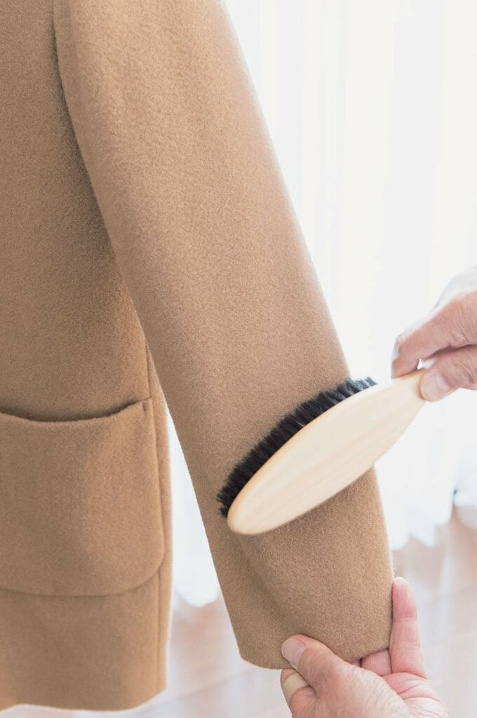 コート全体をブラッシングする