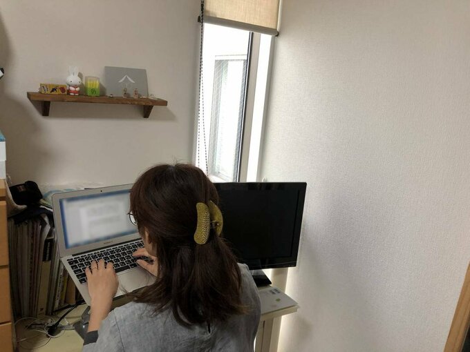 パソコンとテレビと女性