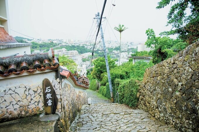 森へ続く石畳の道