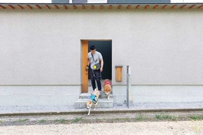 玄関をあけて散歩へ