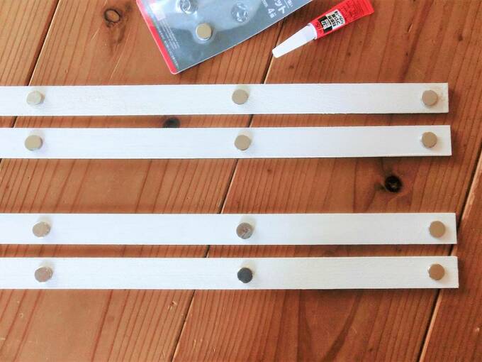 棒の4か所に等間隔ではりつけてください。