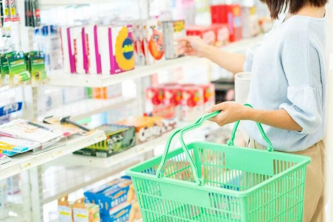 買い物かごを持っている女性