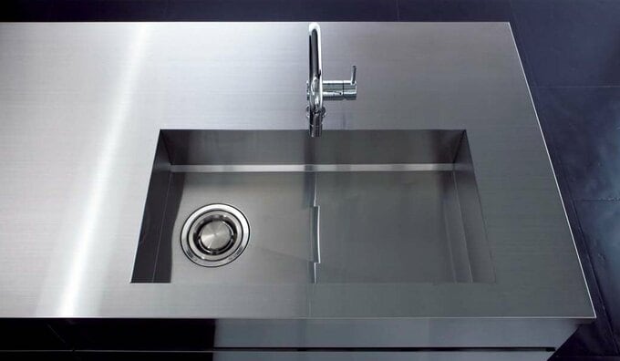 シンクは四隅の角がシャープなデザイン