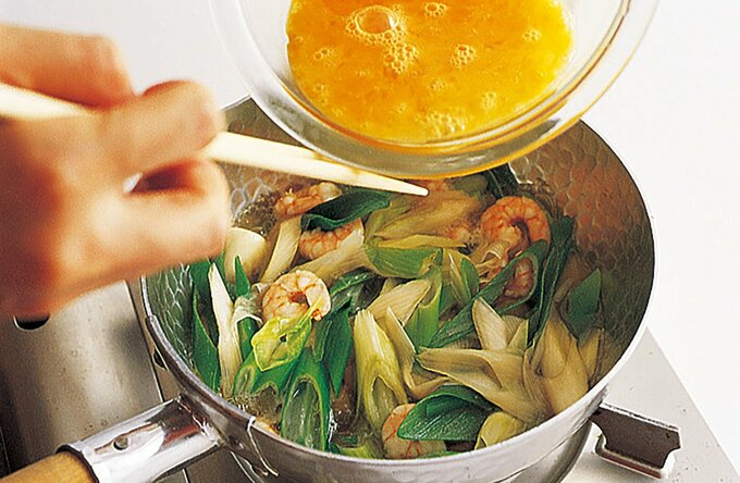 卵を鍋に流し入れる