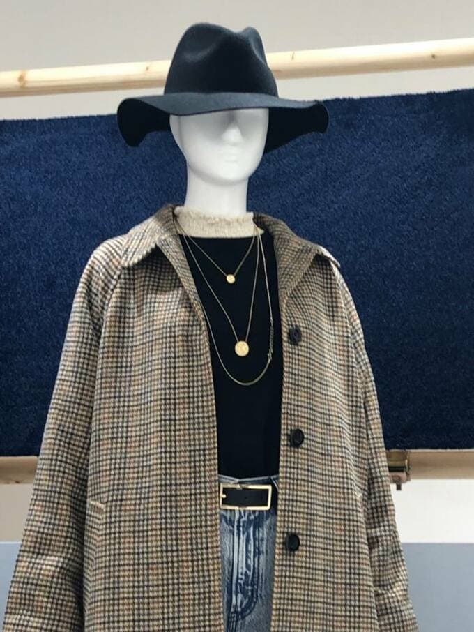 デニムに合わせた着こなしはこなれムード満点