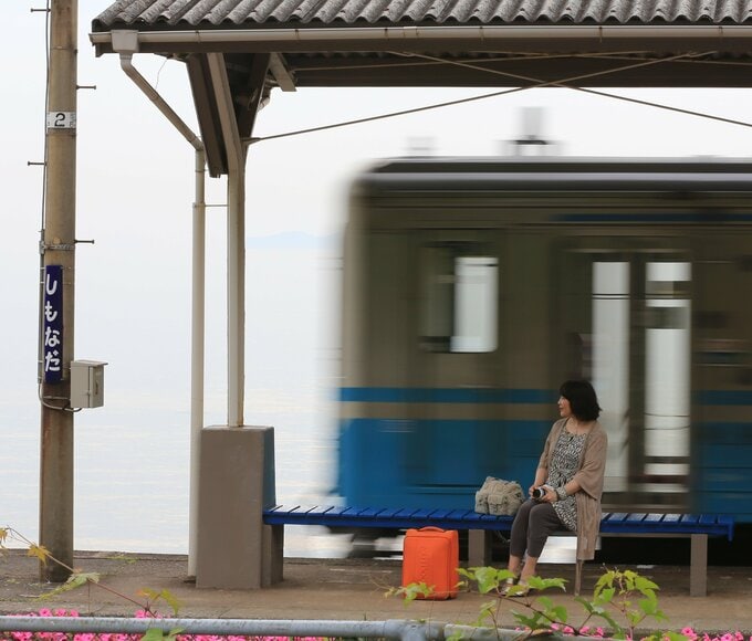 駅で電車を待つ、著者のやすこーんさん