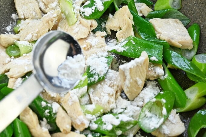 ネギがしんなりしたら火を止めて米粉を全体に振る