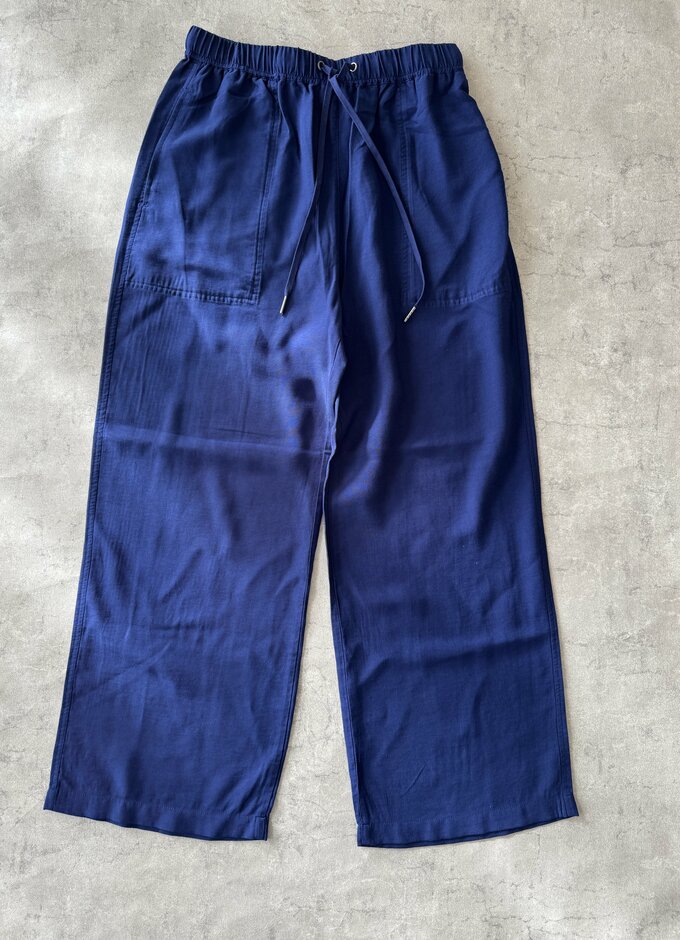 ブルーのベイカーパンツ