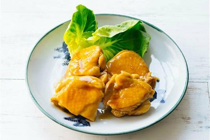 電子レンジ調理でつくった「鶏の照り焼き」。甘辛のタレとジューシーな鶏モモ肉の相性が抜群