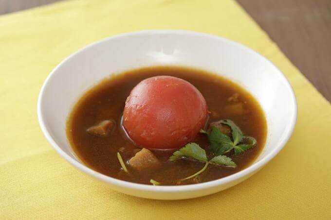 トマトを丸ごと、どーん！勝手に湯むきできちゃう“映え”カレー