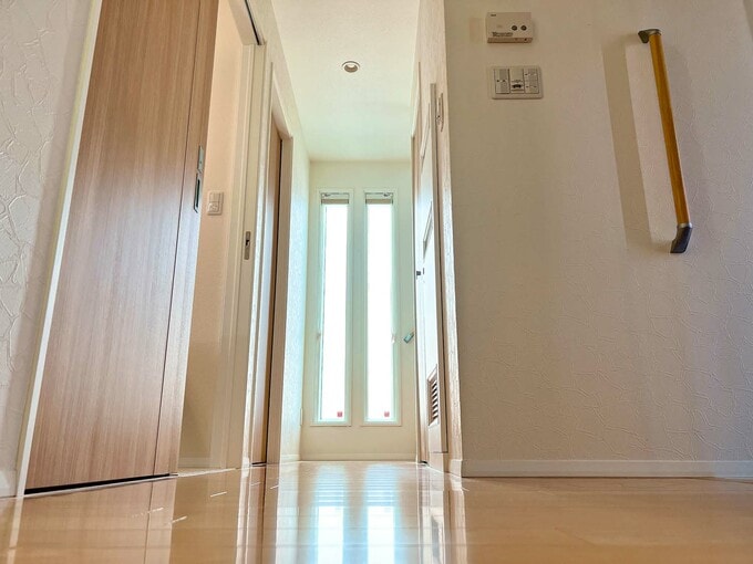 玄関から階段方向を見る