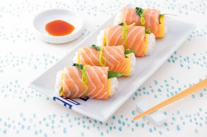 小粋な形で食べやすい！　ノルウェーサーモンの小袖ずし