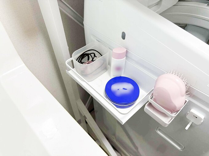 マグネット棚に保湿剤などを収納している様子