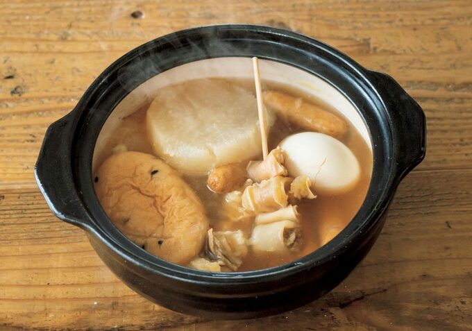 1人ずつの小鍋に分けた鍋料理の画像