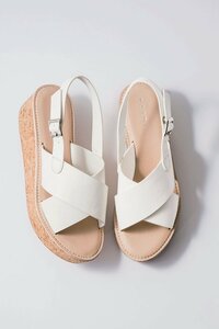白のクロスベルトがコルクソールでさらに軽快に