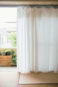 ソファカバーやカーテンも家にあるリネンのシーツ