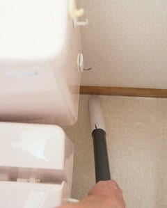 水洗タンクの下を中心に掃除機をかける