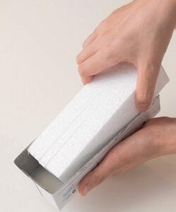 ひな壇はドアポケットのサイズに合わせたあき箱で