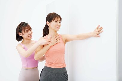 猫背と肩こりをすっきり。道具いらずの簡単「セルフ整体」で不調を撃退