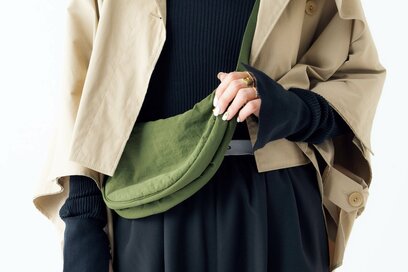 40代からは「軽くて疲れない」ファッションが正解。バッグやアクセサリーも軽いものを