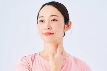 あご下お肉を「首回りストレッチ」で撃退。30秒ずつ胸鎖乳突筋をさすり、顔の輪郭もすっきり