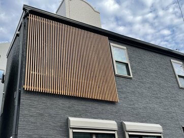 インナーバルコニー＋木製格子で、洗濯物を目隠し＆雨風に不安なしの家に