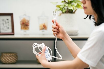 意外と知らない「電気代が上がる行動」4選。差しっぱなしの家電プラグや散らかったままの掃除機はNG