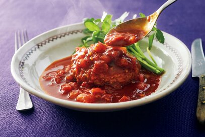 濃厚なトマトハンバーグ。肉ダネにもトマトを入れてふんわり食感に