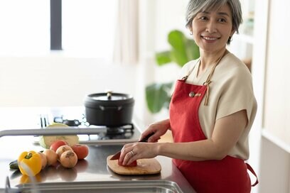 50代、団地で月12万円暮らしが「キッチンでやること」。少しの工夫で水道光熱費の節約に