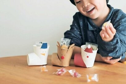100円紙コップでつくるクリスマスブーツ。インテリアにもなじんでおしゃれ