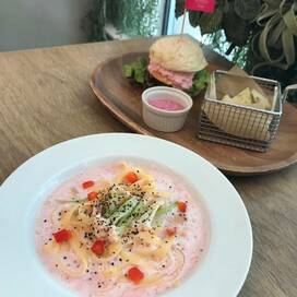 ピンクのカルボナーラとハンバーガー！五感で桜を楽しめるカフェ