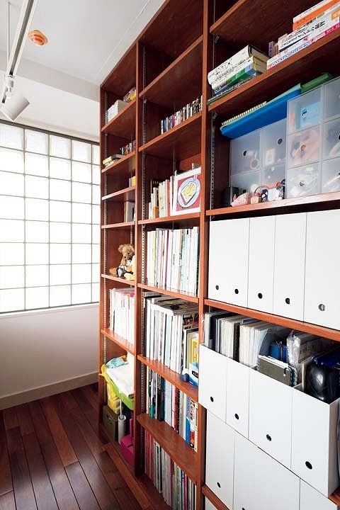 テレビボード裏を書棚と収納に