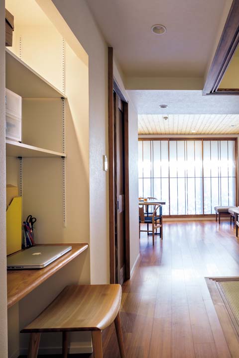 リビングダイニング入口に設けたPCコーナー