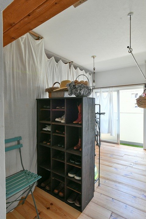 下駄箱でゾーニングしたウォークインクロゼット