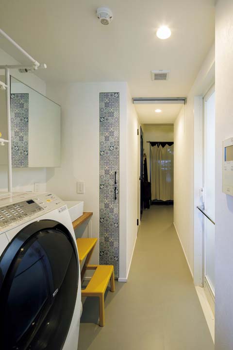 キッチンの裏手に水回りを集中