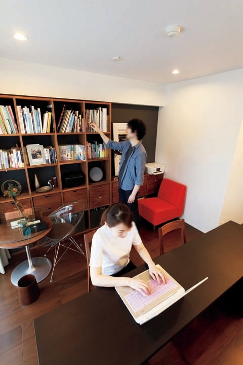 ワークスペースで作業する夫妻