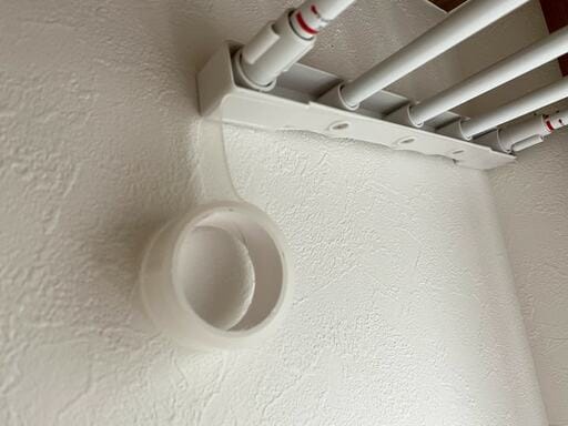 両面テープを使い、しっかりとプラダンを固定する