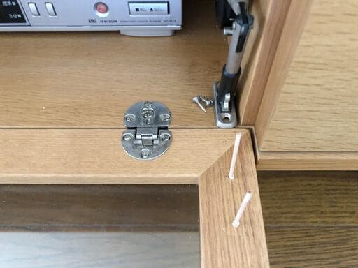 フラップダウン扉のグラグラも木工用ボンドと爪楊枝で解決