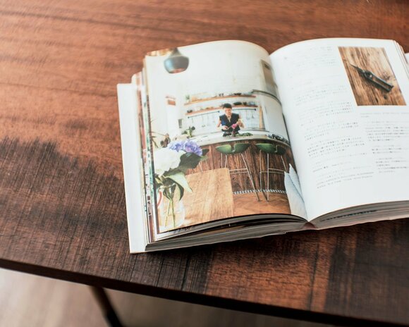 テーブルの上に本