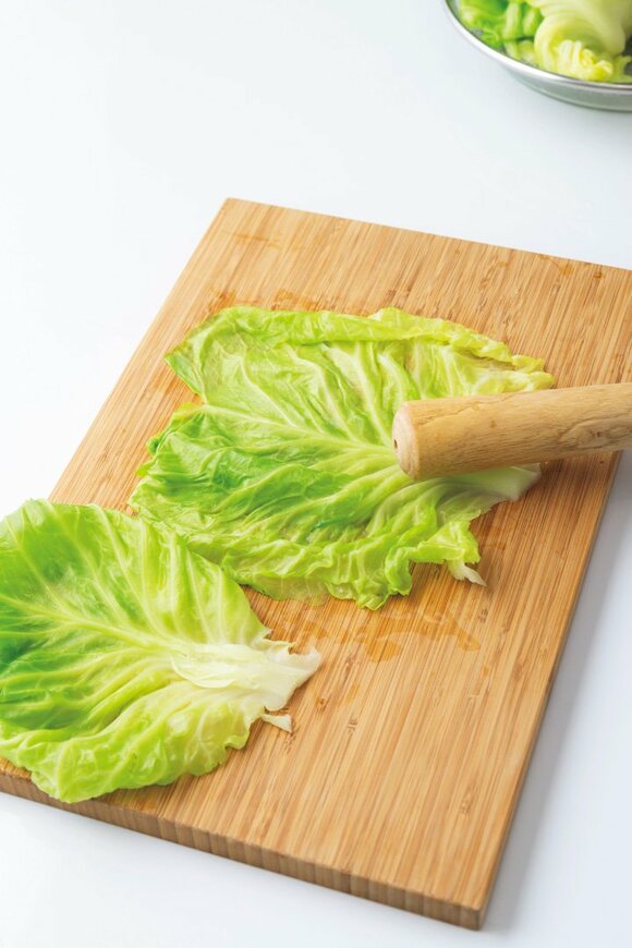 キャベツの軸をつぶす